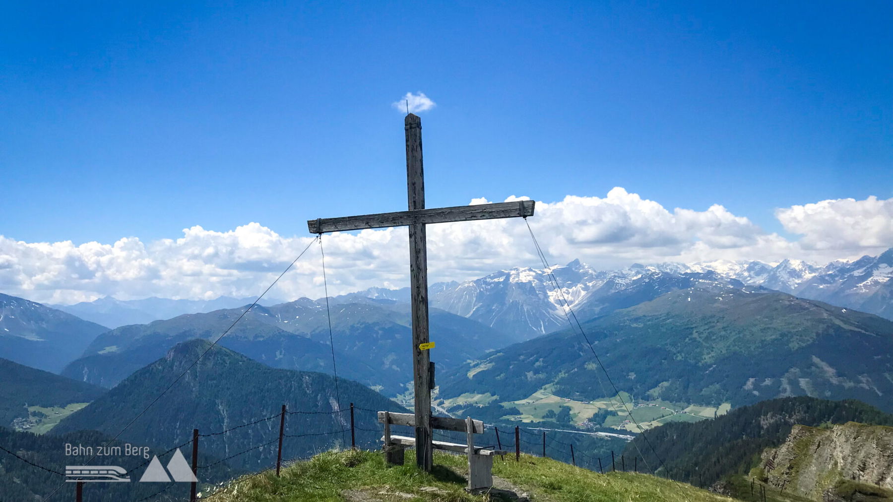 Das Gipfelkreuz mit einem gemütlichen Jausenbankerl davor. Foto: David Kurz