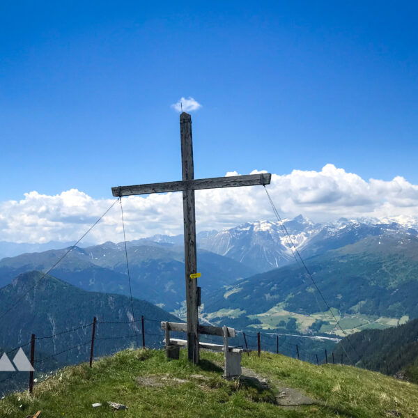 Das Gipfelkreuz mit einem gemütlichen Jausenbankerl davor. Foto: David Kurz