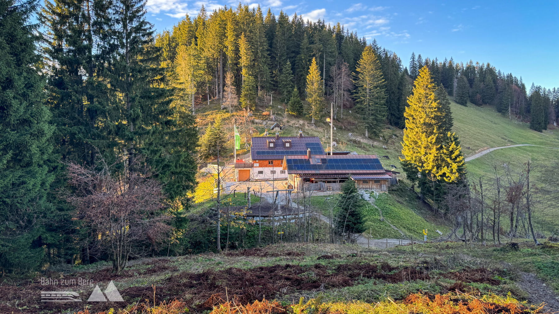 Lenggrieser Hütte (hinten), Haus der Wirtsleute mit Blockheizkraftwerk (vorne); Foto: Bernhard Walle