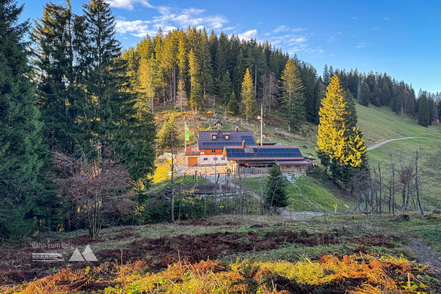 Lenggrieser Hütte (hinten), Haus der Wirtsleute mit Blockheizkraftwerk (vorne); Foto: Bernhard Walle