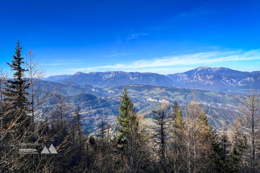 Ausblick vom Aussichtspunkt auf Rax und Schneeberg. Foto: Birgit Matzinger