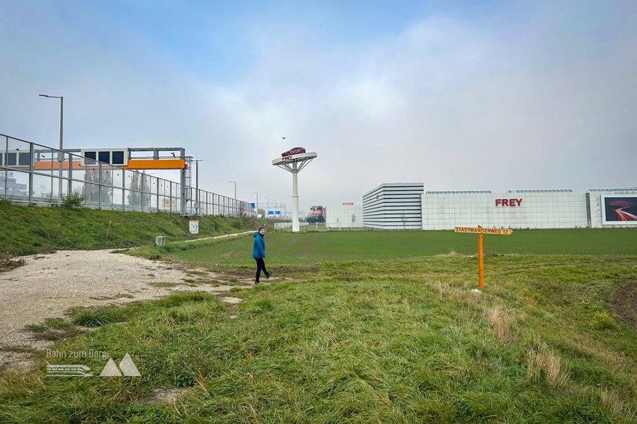 Wandern zwischen Autobahn und Gewerbegebiet.  Foto: Lisa, POW AT
