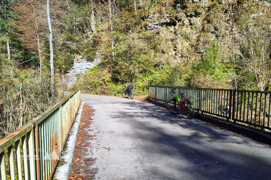 Lange Brücke  - unbedingt absteigen! Foto: Karl Plohovich