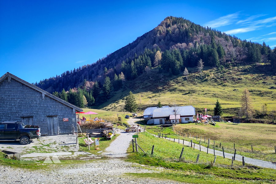 Bis spät im Jahr geöffnete Gastronomie – Bergalm und Neureithütte. Foto: Karl Plohovich