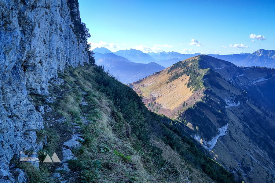 Links senkrecht, rechts 600 Höhenmeter mit ca. 45° – nicht jedermanns Sache; Blick zum Schlenken. Foto: Karl Plohovich