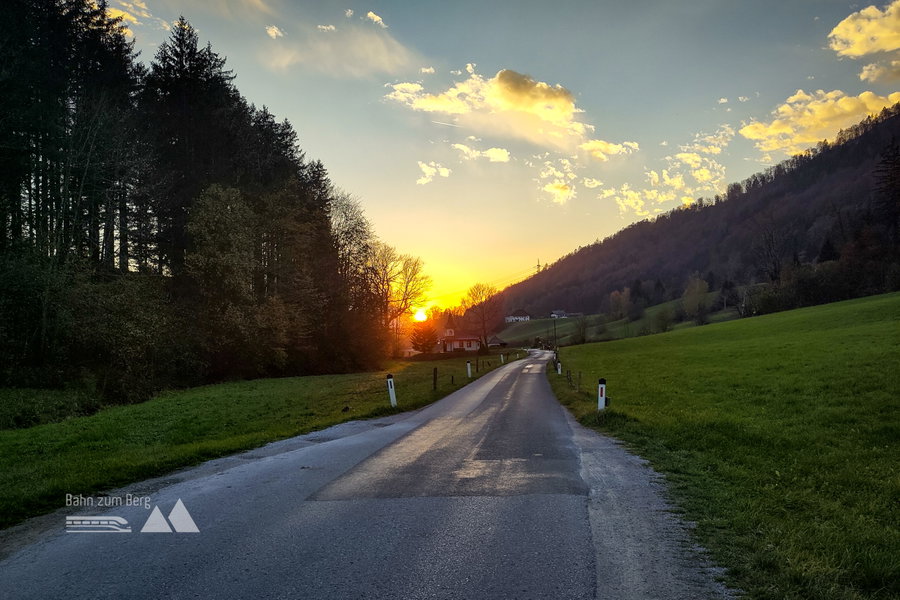 Die Sonne beendet ihr Tagwerk  – bei der Schwarzenberg Kapelle in Hinterwinkl. Foto: Karl Plohovich
