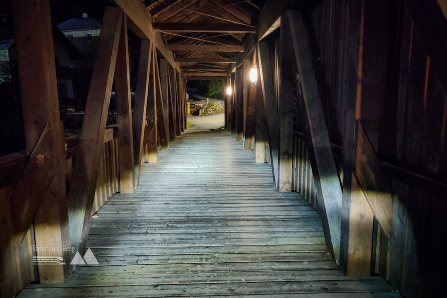 Die gedeckte Brück vom Bahnhof nach Höf im Licht meines Schweinwerfers. Foto: Karl Plohovich