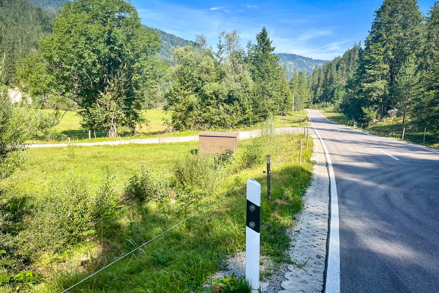 Nach einem Stück an der Straße zurück, geht es links auf einen Forstweg. Foto: Fabian Lindner, POW DE