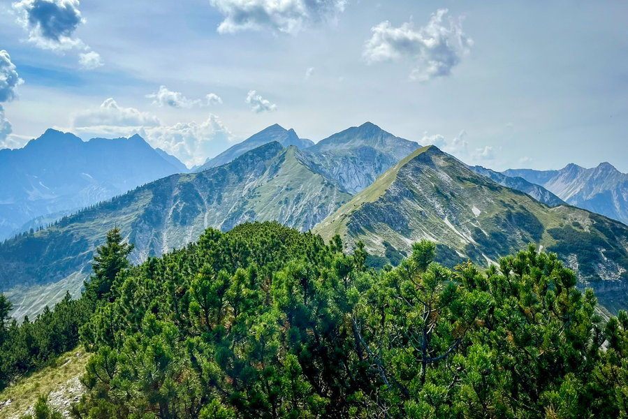 Blick vom Fermerskopf auf den weiteren Wegverlauf: Bayerkarspitze, Dreierspitz und Krapfenkarspitze (rechts, links, rechts). Im Hintergrund die Soiernspitze. Foto: Fabian Lindner, POW DE