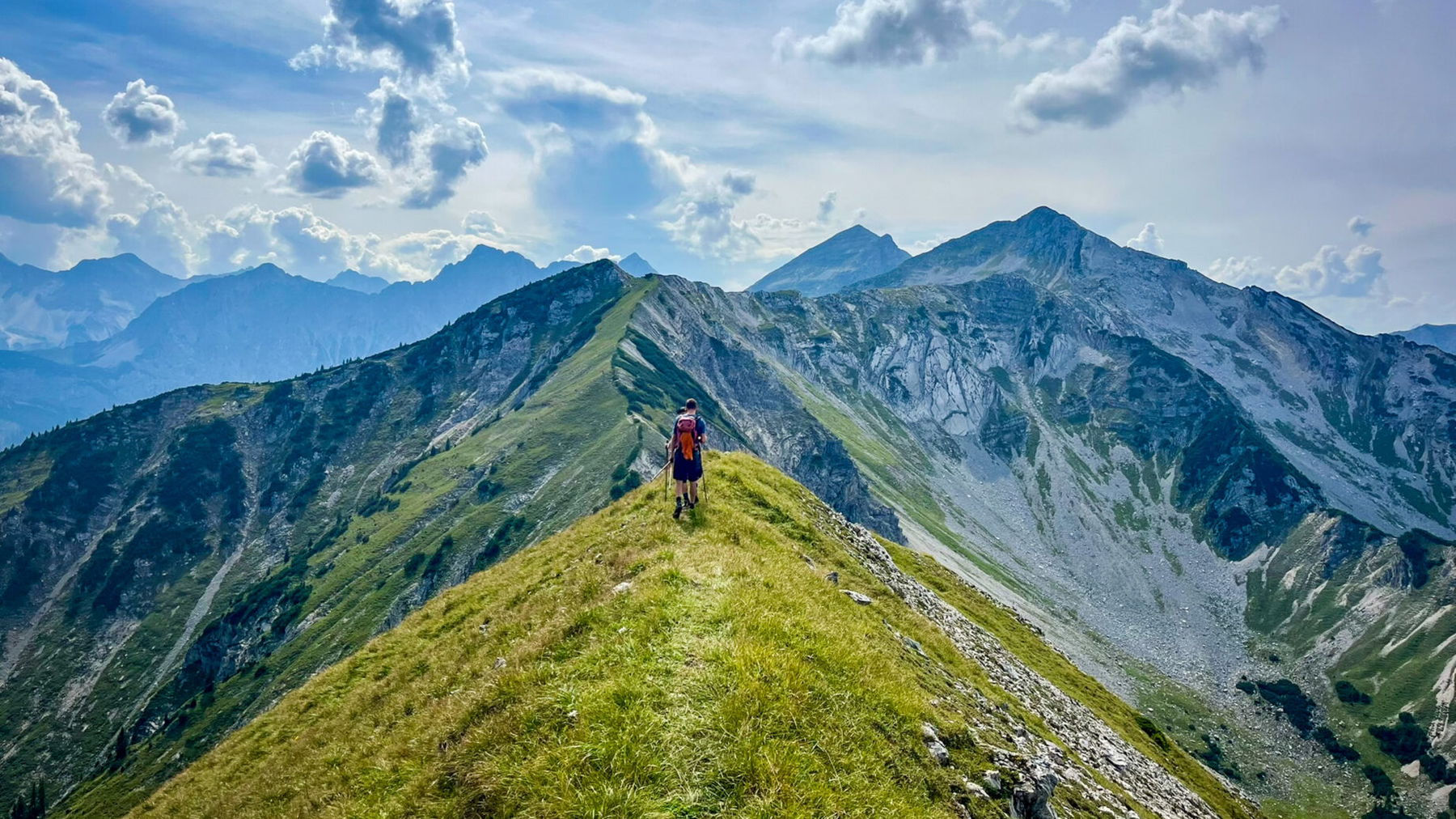 Aufbruch von der Bayerkarspitze, gleich geht es steil in die Senke bergab. Foto: Fabian Lindner, POW DE