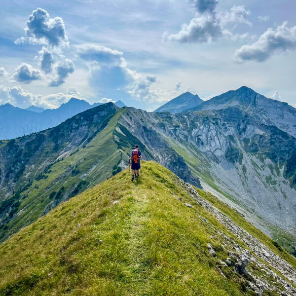 Aufbruch von der Bayerkarspitze, gleich geht es steil in die Senke bergab. Foto: Fabian Lindner, POW DE