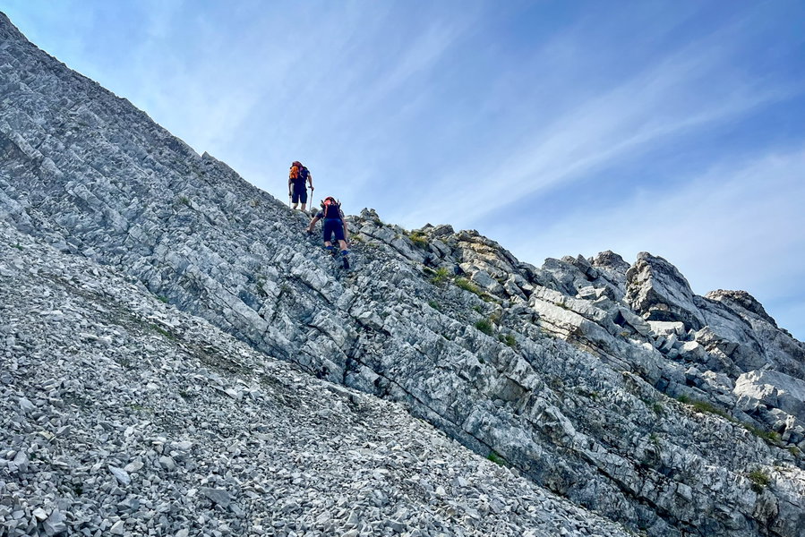 Im Aufstieg zur Krapfenkarspitze braucht man einmal kurz die Hände. Foto: Fabian Lindner, POW DE