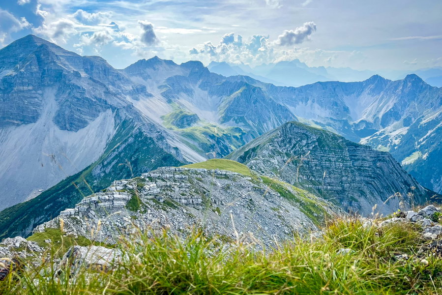Von der Krapfenkarspitze ist der Blick frei auf die Soiernumrahmung: Von der Soiernspitze (links) bis zur Schöttelkarspitze (rechts). Foto: Fabian Lindner, POW DE