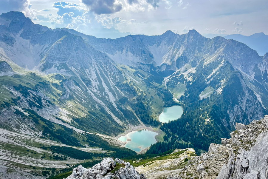 Fantastischer Blick in den Soiernkessel. Das Soiernhaus liegt auf dem Rücken rechts der beiden Seen. Foto: Fabian Lindner, POW DE