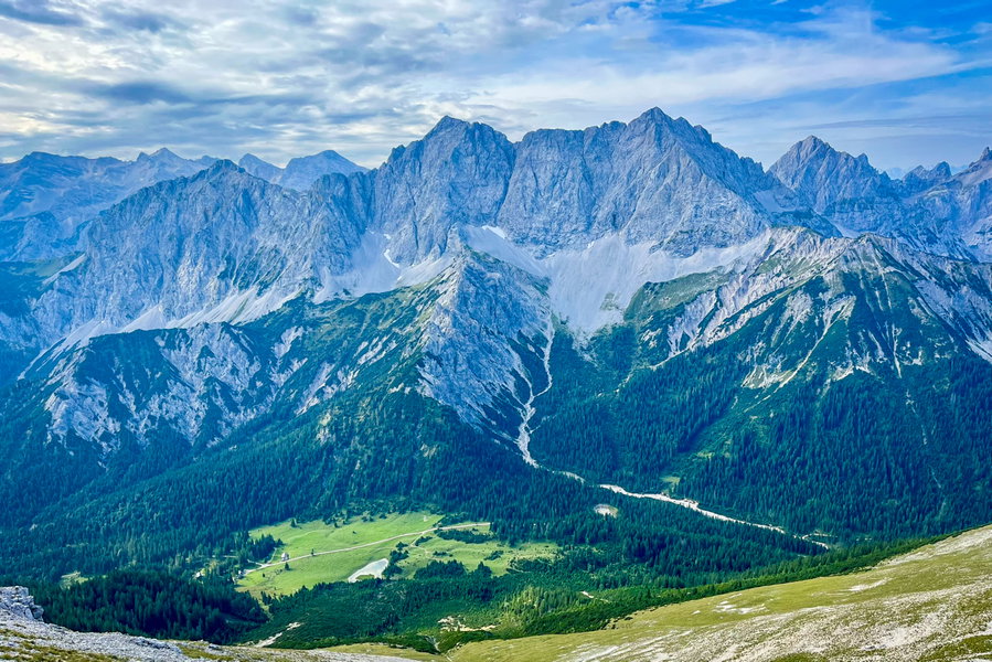 Traumhafter Blick von der Soiernscharte auf Hochkarspitze und Wörner. Foto: Fabian Lindner, POW DE