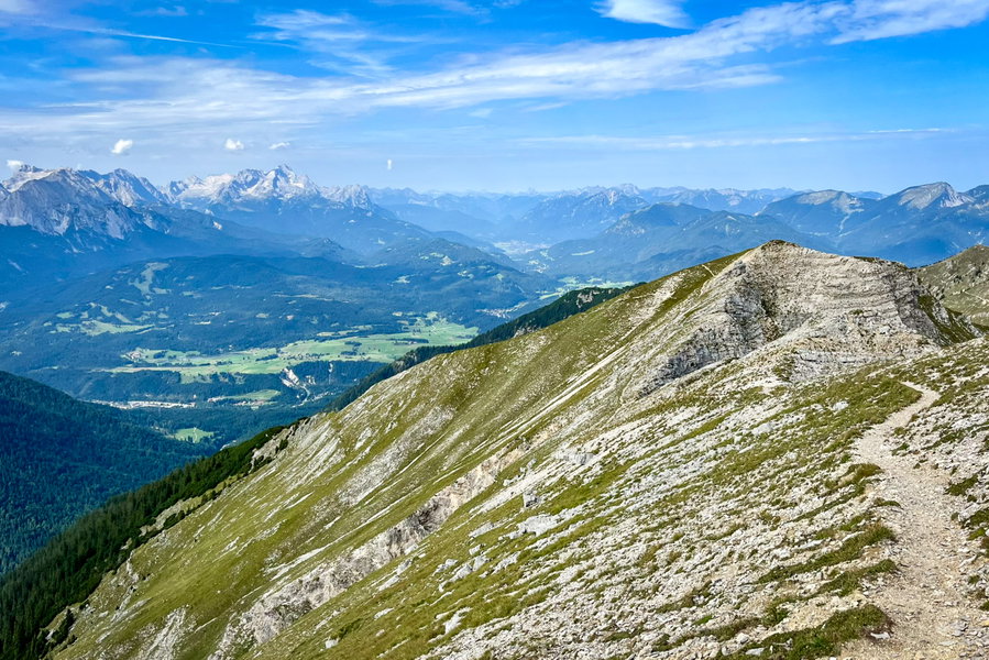 Aussichtsreich geht es um Soiernschneid und Feldernkopf auf das Wettersteinmassiv zu. Foto: Fabian Lindner, POW DE