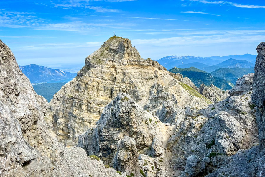 Bröselig geht es vom Feldernkreuz zur Schöttelkarspitze hinüber. Foto: Fabian Lindner, POW DE