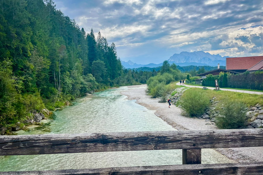 Idealer Ort für eine Erfrischung am Ende der Tour: Wir sind an der Isar angekommen. Foto: Fabian Lindner, POW DE