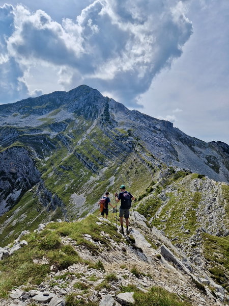 An der Dreierspitz: Nur noch kurz die Aussicht genießen und los geht’s zur Krapfenkarspitze. Foto: Nico Zander