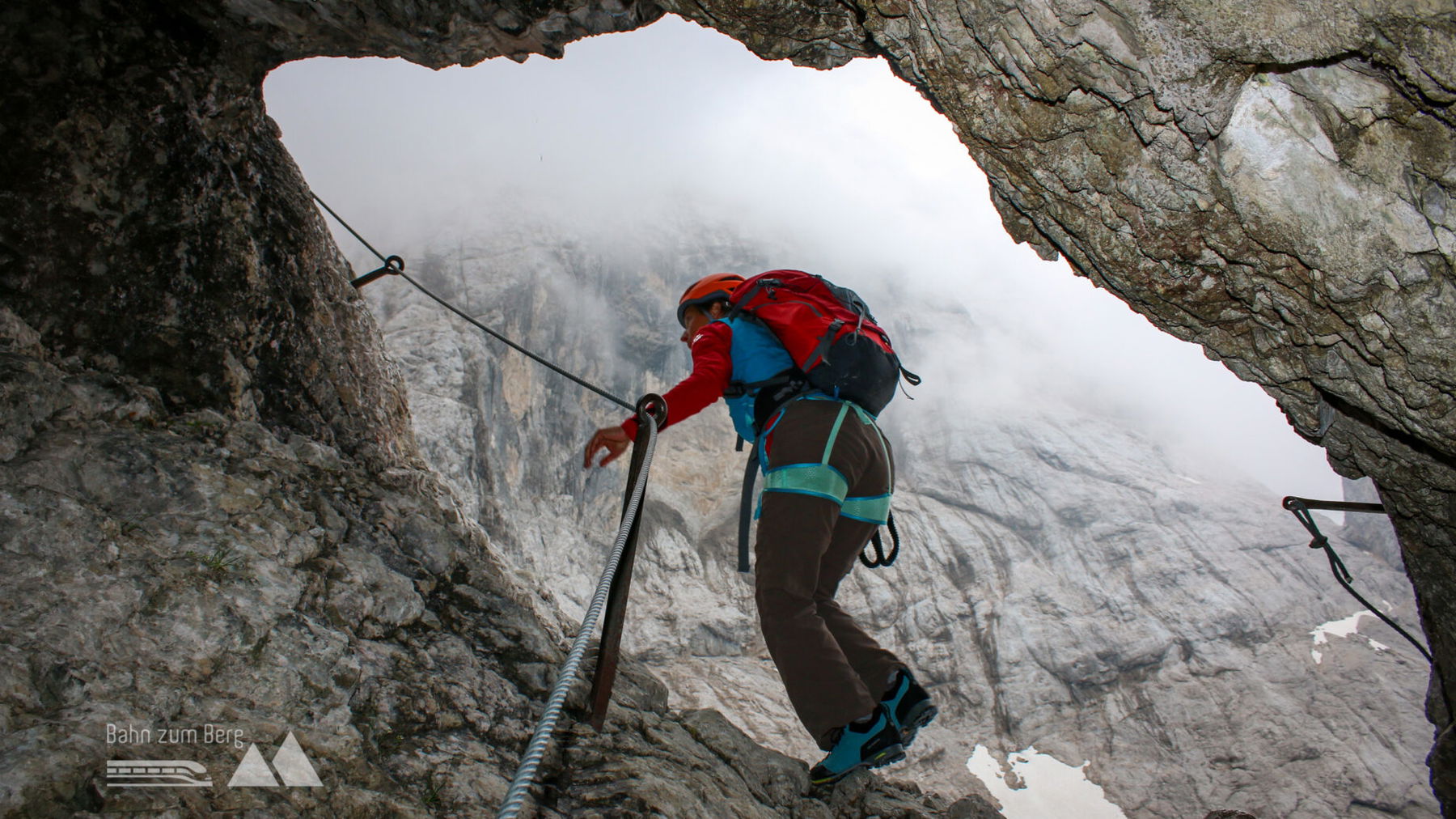 Das Felsenfenster in der namensgebenden Passage des Klettersteiges Stopselzieher. Foto: Michael Pröttel