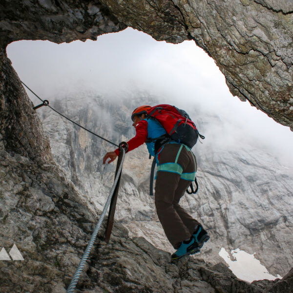 Das Felsenfenster in der namensgebenden Passage des Klettersteiges Stopselzieher. Foto: Michael Pröttel