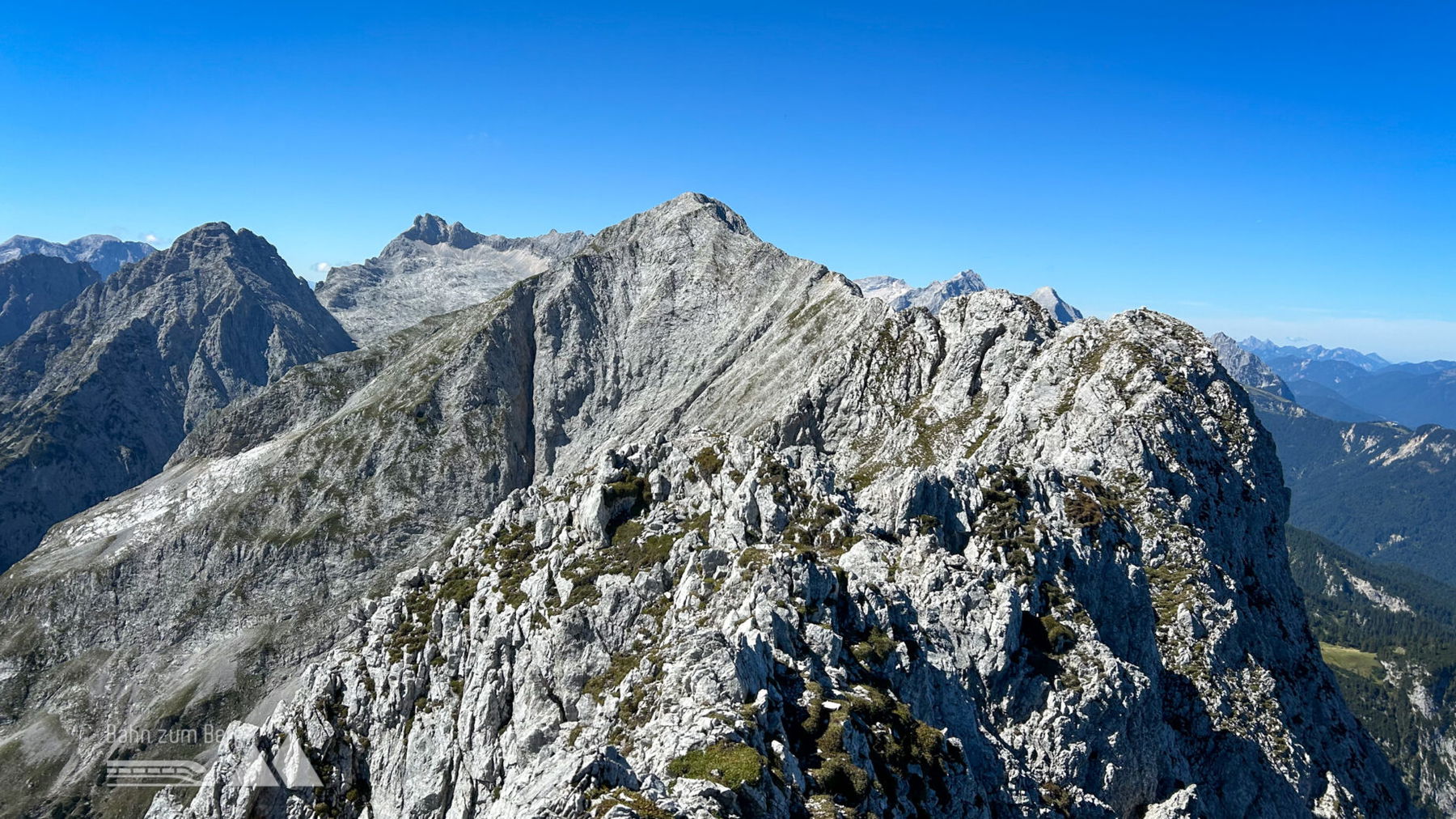 Der Bergkamm des Wetterstein-Massivs Richtung Westen. Foto: David Kurz