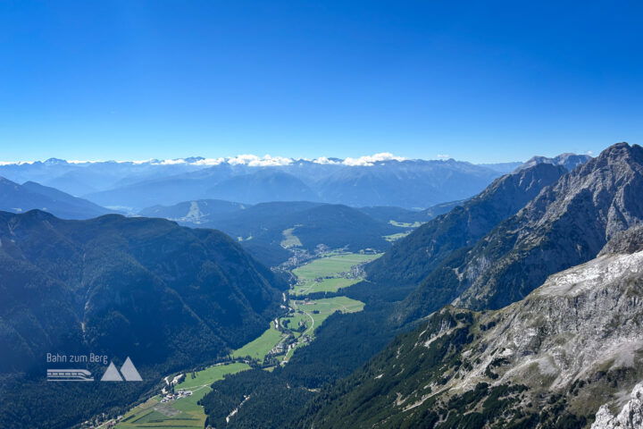 Blick vom Gipfel nach Bayern, in Richtung Walchensee und nach Süden in Richtung Leutasch. Foto: David Kurz