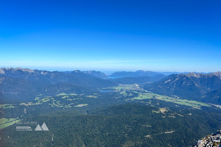 Blick vom Gipfel nach Bayern, in Richtung Walchensee und nach Süden in Richtung Leutasch. Foto: David Kurz