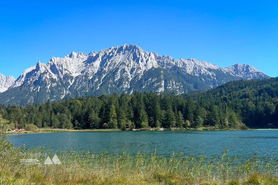 Am Westufer des Lautersees mit Blick nach Osten und der Karwendelspitze im Hintergrund. Foto: David Kurz