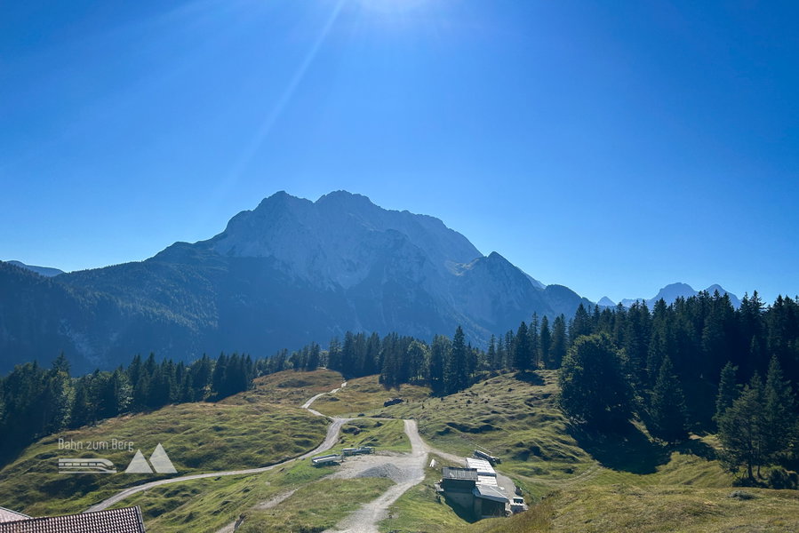 Vom Gipfel des Hohen Kranzbergs nach Süden auf die Wettersteinspitzen. Foto: David Kurz