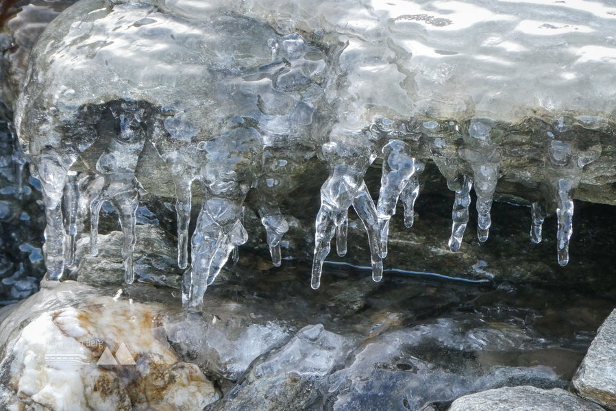 Tropfender Eiszapfenvorhang. Foto: Karl Plohovich