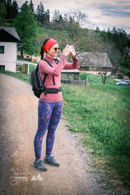 Auf dem Waldwanderweg; Tourenreporterin Alice in Action. Foto: Stefan Münzer