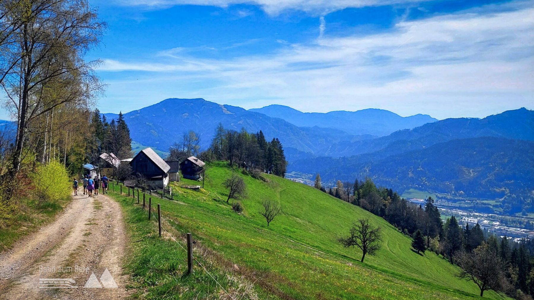 Immer wieder begegne ich anderen Wandergruppen, hier der Blick zurück zum Gasthaus. Im Hintergrund das Rennfeld. Foto: Alice Frischherz