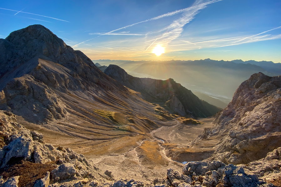 Am Grat zur Schleichnspitze herrliche Tiefblicke. Foto: Christian Heuegger-Zirm