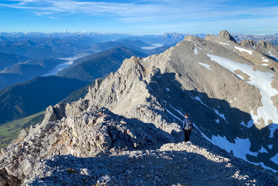 Auf dem Grat, im Hintergrund die Hohen Tauern. Foto: Christian Heuegger-Zirm