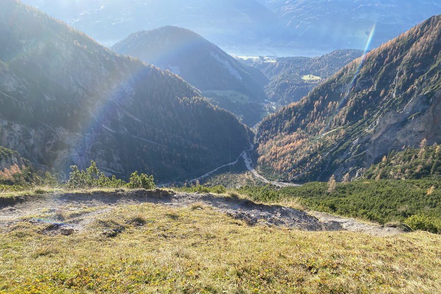 In die Silberkarklamm fällt es steil hinunter ab. Foto: Christian Heuegger-Zirm