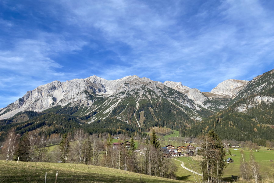 Blick zurück: Rechts der Sinabl, dann die Gratlinie des Ramsauer Klettersteigs. Foto: Christian Heuegger-Zirm