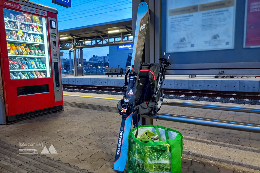 Warten auf den Zug. Foto: Martina Friesenbichler