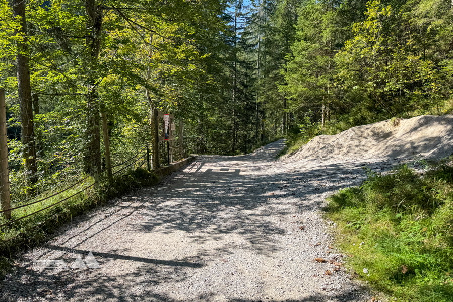 Abzweig nach rechts, nach links geht es zur Klamm; Foto: Bernhard Walle