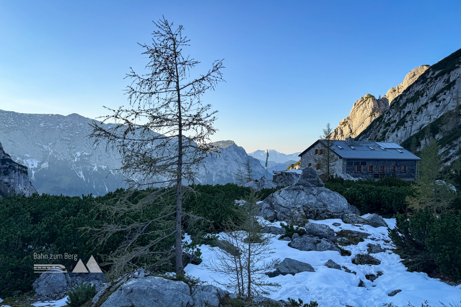 Hütte und „Nebenhütte“; Foto: Bernhard Walle