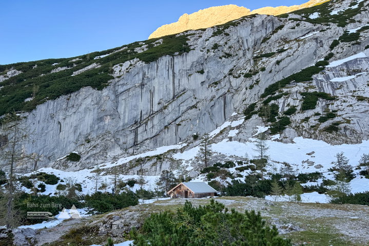 Hütte und „Nebenhütte“; Foto: Bernhard Walle
