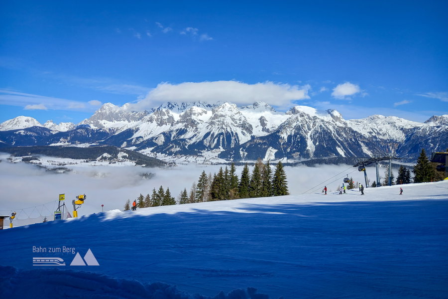 Pistenquerung bei der Mittelstation. Im Hintergrund der Dachstein. Foto: Martina Friesenbichler