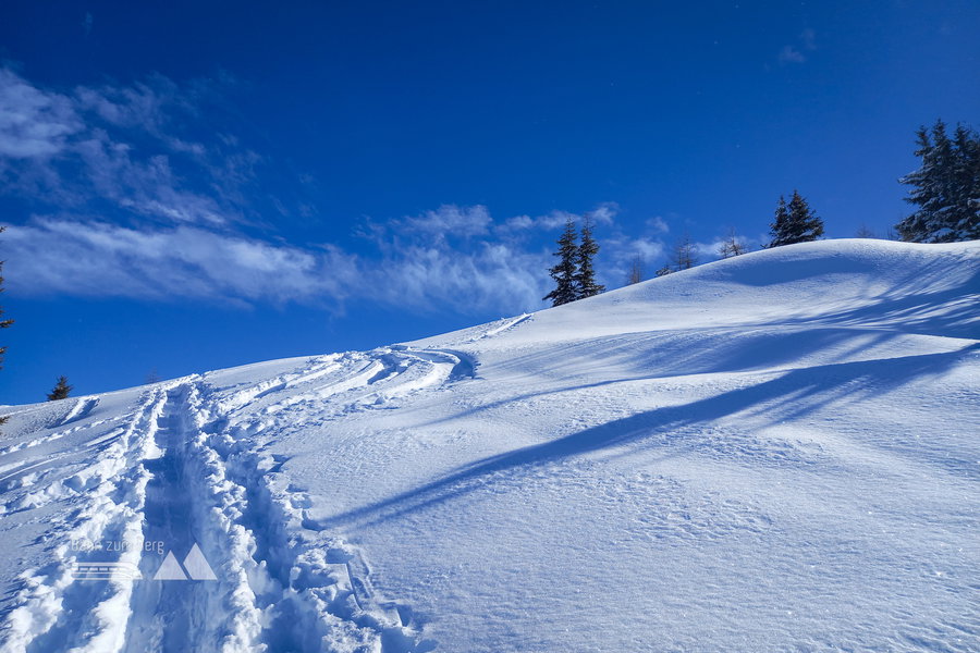 Nach der Kuppe geht es rechts weiter. Foto: Martina Friesenbichler