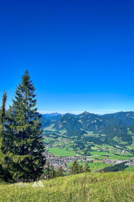 Aufstieg über hellgrüne Wiesen und Serpentinen; der Blick zurück nach Oberstdorf. Foto: Katharina Köck, POW DE