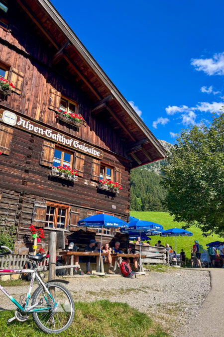 Die Einkehrmöglichkeit auf dem Weg nach Rubi überspringen wir und wandern weiter durch einen schönen Waldweg. Fotos: Katharina Köck, POW DE