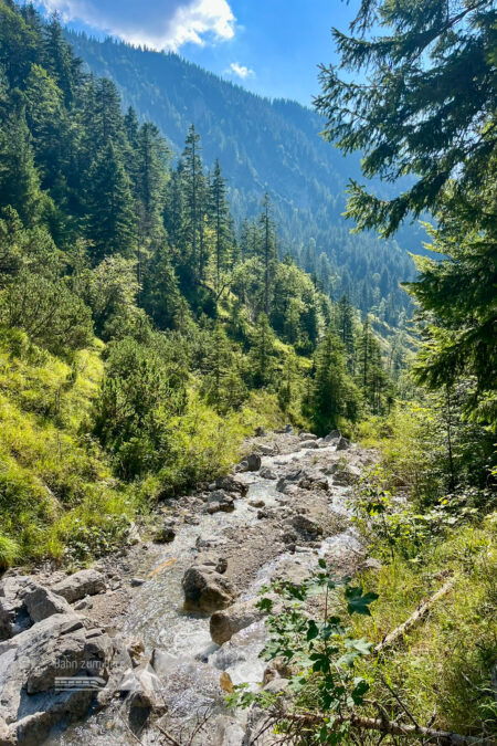 An der Kaltwasserlaine lässt es sich herrlich erfrischen und Pause machen. Fotos: Fabian Lindner, POW DE