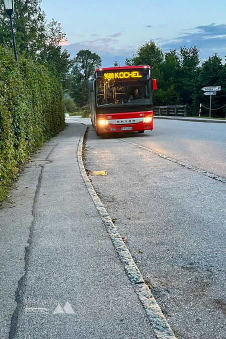 Der Bus bringt mich zum Abendessen nach Kochel, die Nachspeise gibt es im Zug. Fotos: Fabian Lindner, POW DE