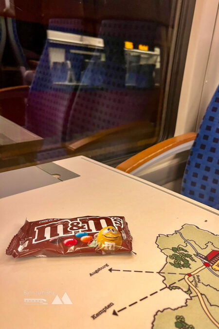 Der Bus bringt mich zum Abendessen nach Kochel, die Nachspeise gibt es im Zug. Fotos: Fabian Lindner, POW DE