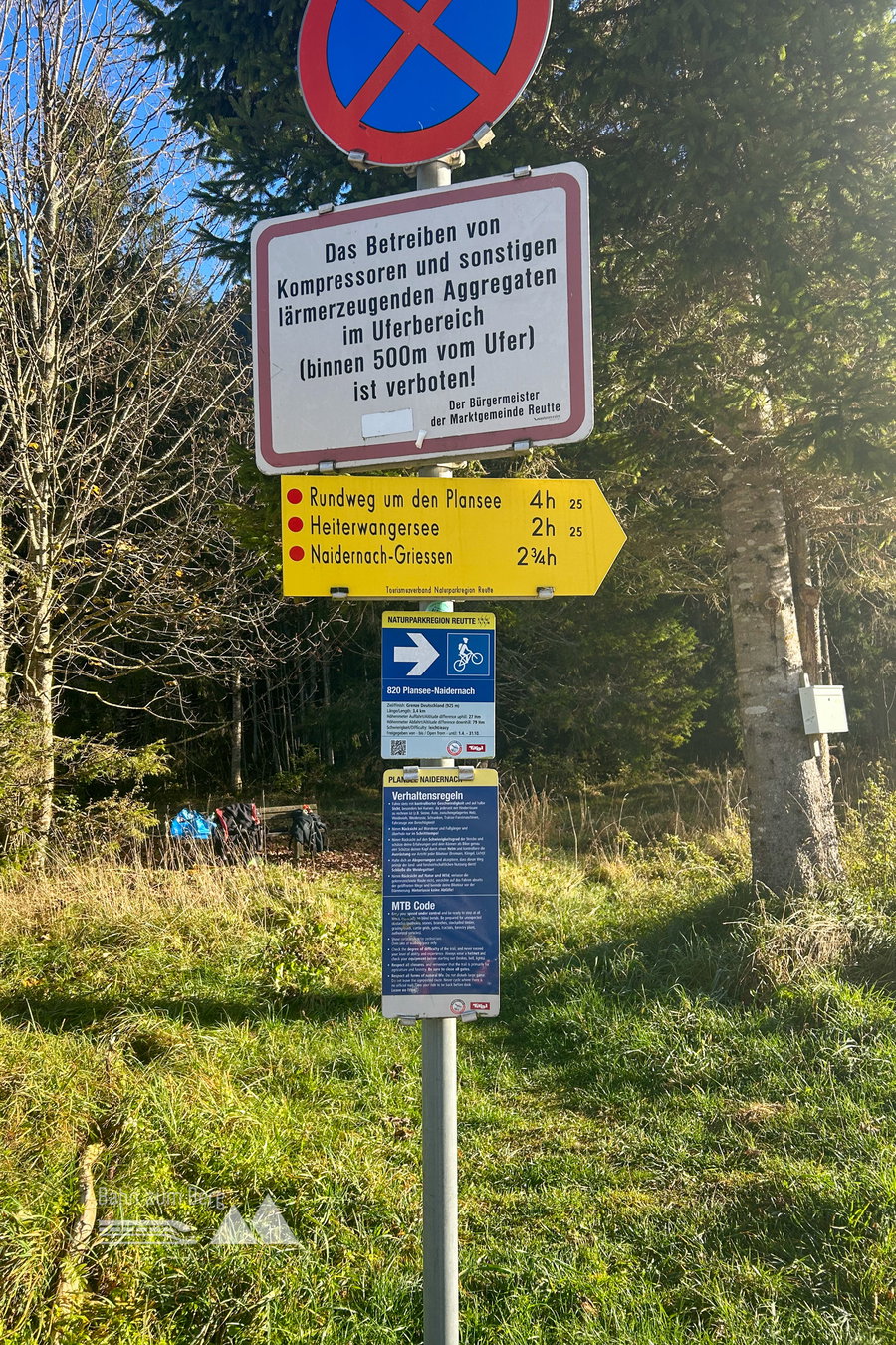 Wegweiser nach dem Campingplatz am Nordufer des Plansees. Foto: David Kurz