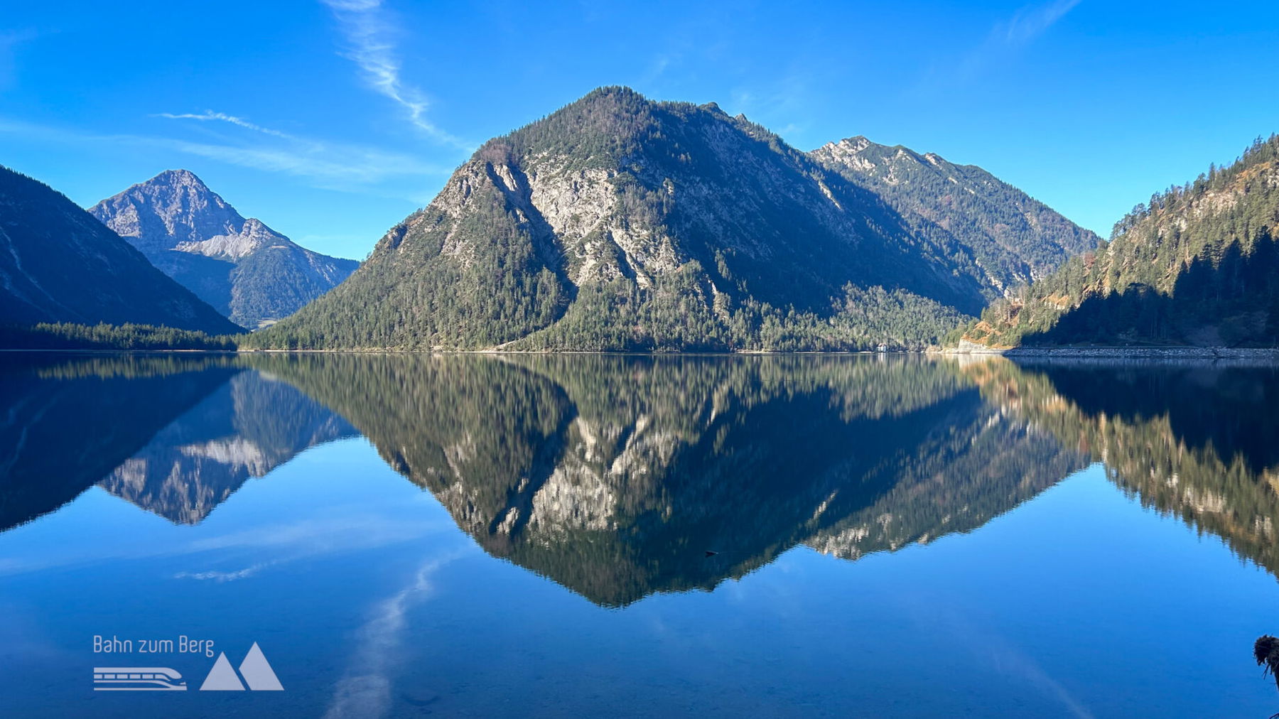 Auf halber Strecke entlang des Plansees eröffnet sich dieser Blick auf einer Lichtung. Foto: David Kurz
